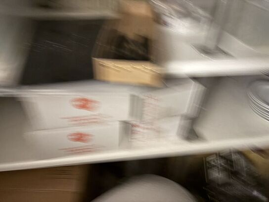 Indhold i kælderrum af diverse emballage, gastrobakker, køkkenmaskiner, m.v.