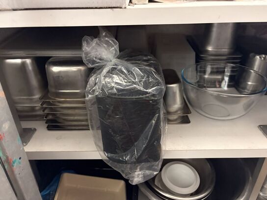 Indhold i kælderrum af diverse emballage, gastrobakker, køkkenmaskiner, m.v.