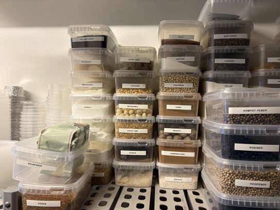 2 stk. Reoler med indhold