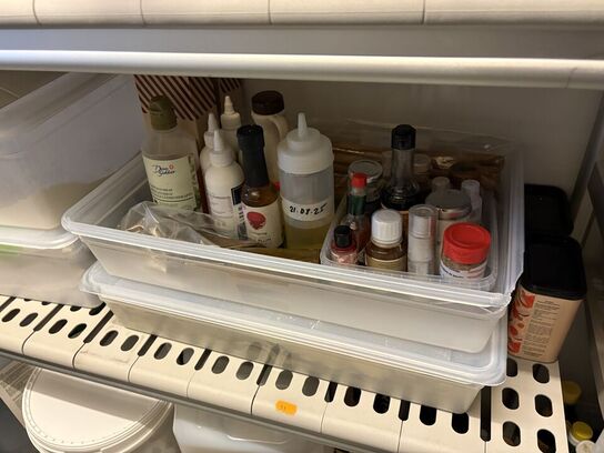 2 stk. Reoler med indhold