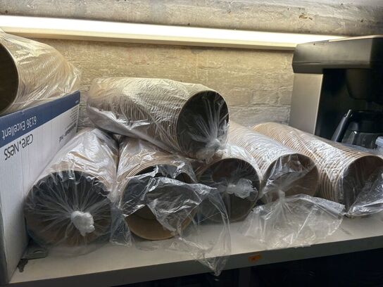 Indhold i kælderrum af diverse emballage, gastrobakker, køkkenmaskiner, m.v.