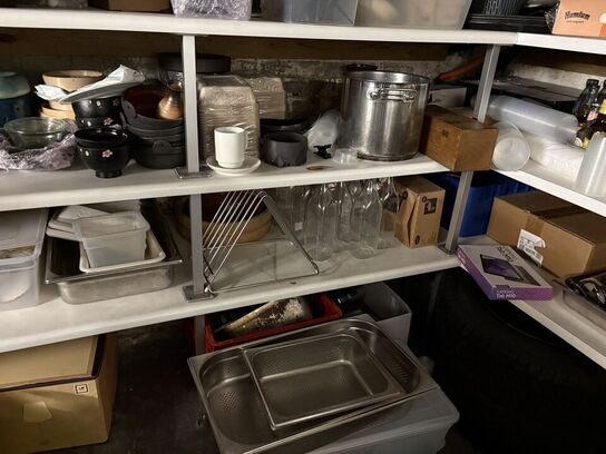 Indhold i kælderrum af diverse emballage, gastrobakker, køkkenmaskiner, m.v.