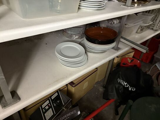 Indhold i kælderrum af diverse emballage, gastrobakker, køkkenmaskiner, m.v.