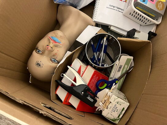 4 stk. kasser med indhold