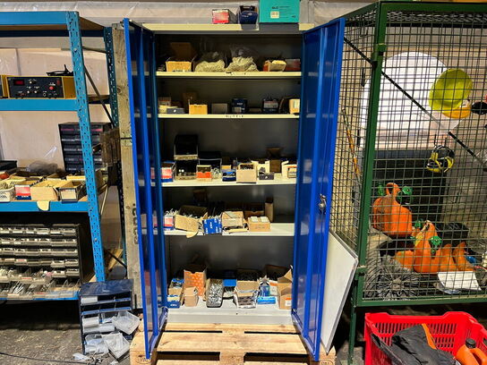 Stålskab med indhold