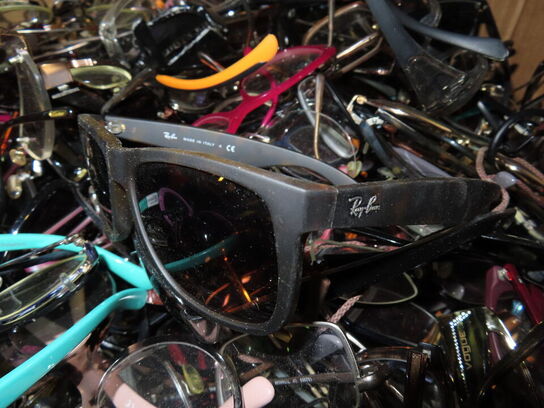 Kæmpe kasse med brugte briller