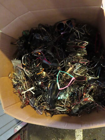 Kæmpe kasse med brugte briller