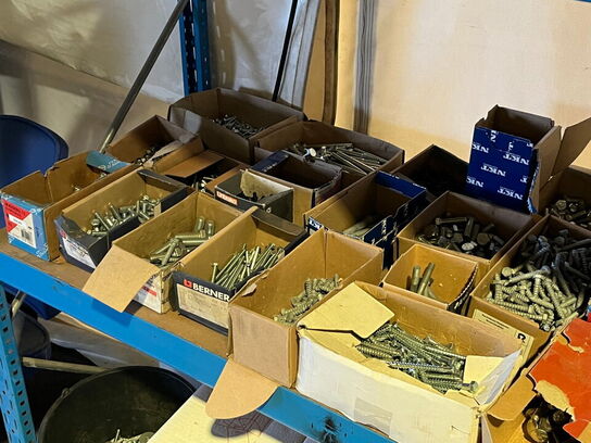 Stålreol med indhold