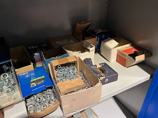 Stålskab med indhold