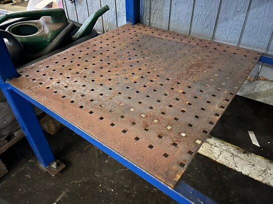 Solidt arbejdsbord med skruestik