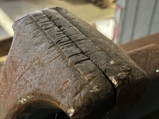 Solidt arbejdsbord med skruestik