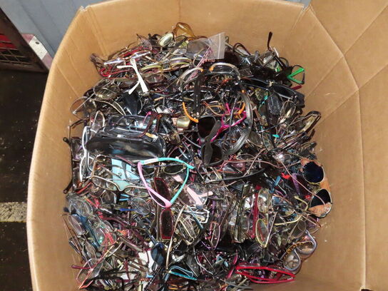 Kæmpe kasse med brugte briller