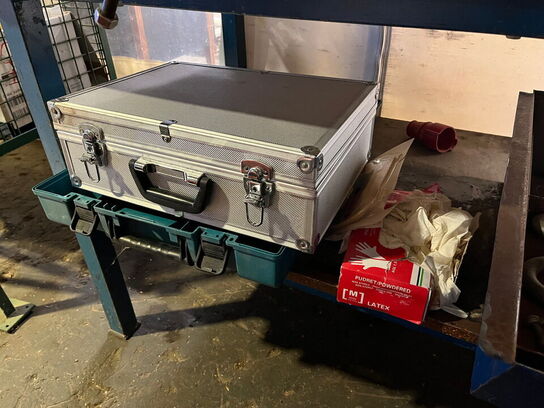 Solidt arbejdsbord med skruestik og indholdet på bordet