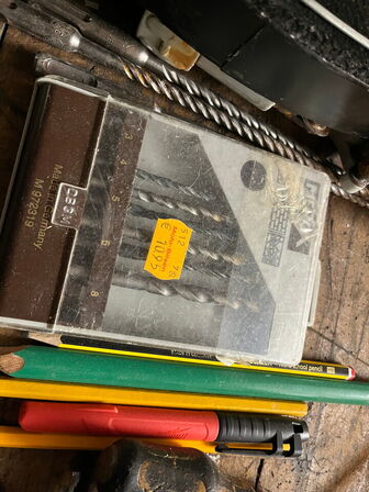 Solidt arbejdsbord med skruestik og indholdet på bordet