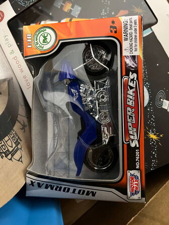 2 stk. kasser med indhold