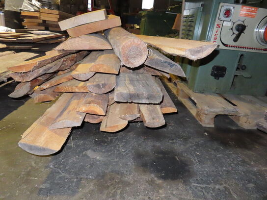 Genbrugstræ, rester af planker og bjælker mm. 