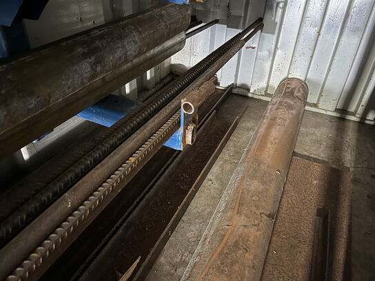 Indhold i container af rustfri, aluminium samt stang jern