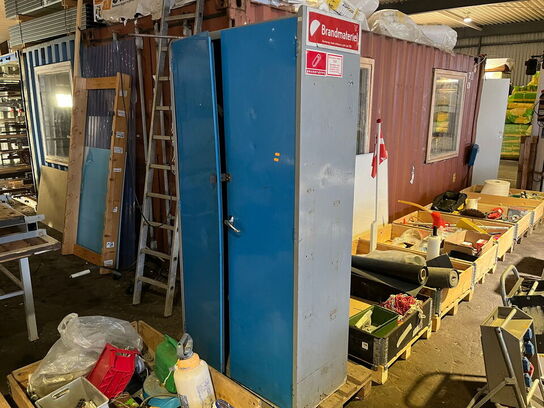 Stålskab med indhold