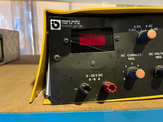 Stålreol med indhold