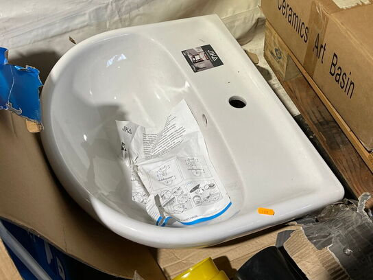 Væghængt toilet samt vask