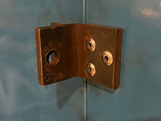 Stålskab med indhold