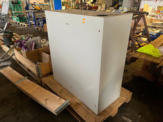 Stålskab med indhold