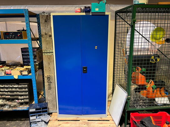 Stålskab med indhold