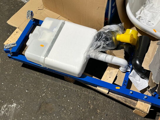 Væghængt toilet samt vask