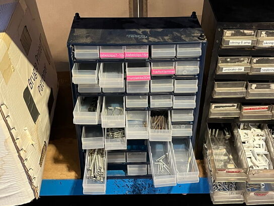 Stålreol med indhold