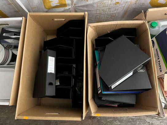 4 stk. kasser med indhold