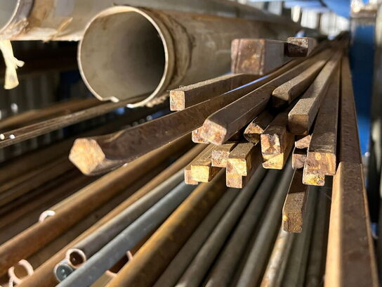 Indhold i container af rustfri, aluminium samt stang jern