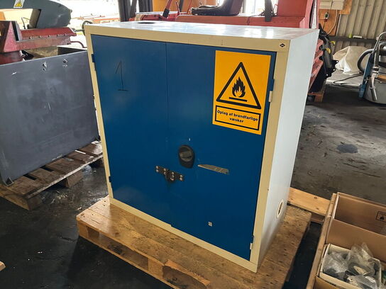 Stålskab med indhold