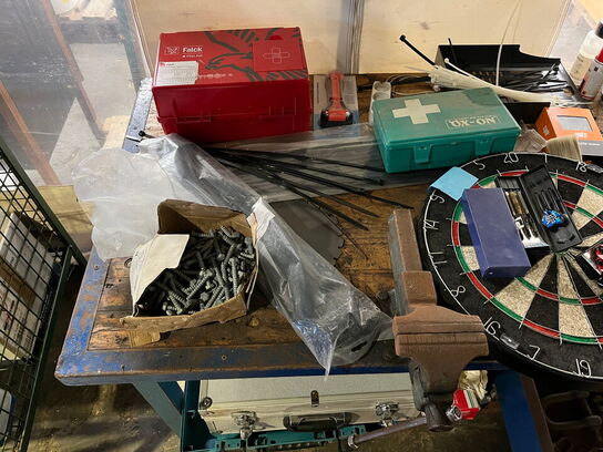 Solidt arbejdsbord med skruestik og indholdet på bordet