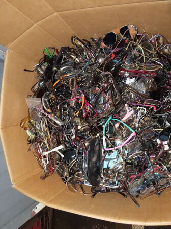 Kæmpe kasse med brugte briller