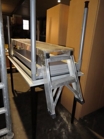 2 stk. borde samt arbejdsbænk