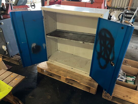 Stålskab med indhold