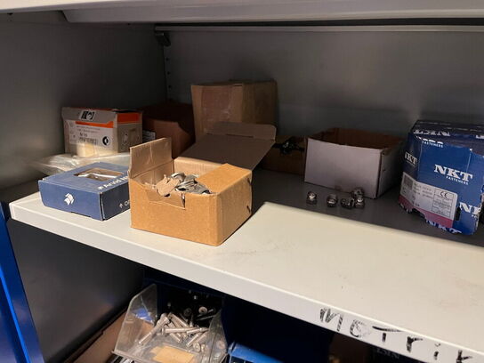 Stålskab med indhold