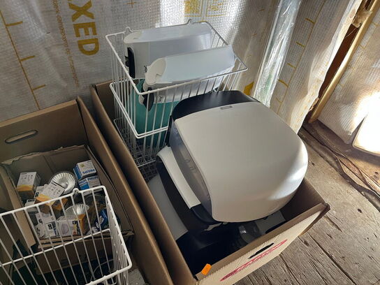 2 stk. kasser med indhold