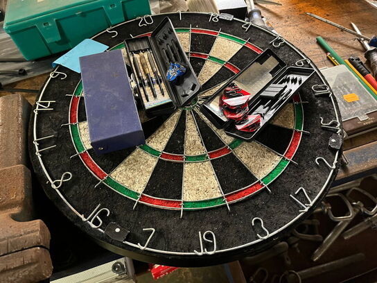 Solidt arbejdsbord med skruestik og indholdet på bordet