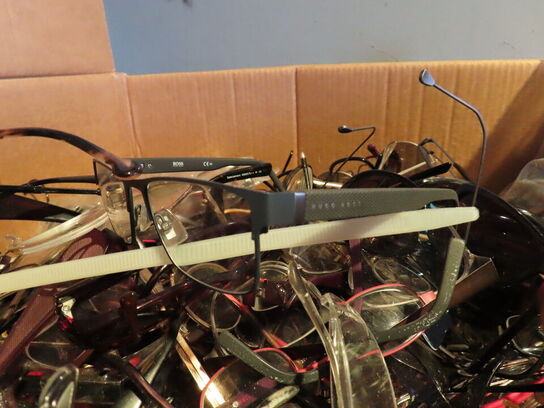 Kæmpe kasse med brugte briller