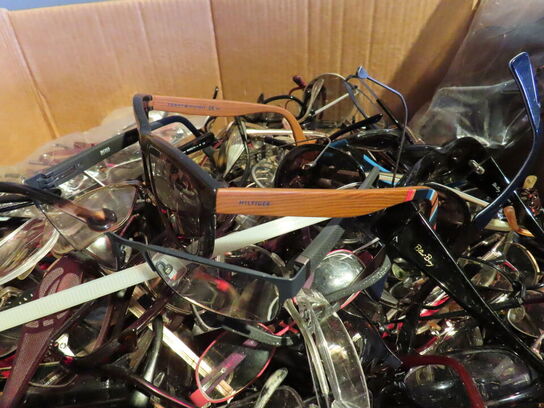 Kæmpe kasse med brugte briller