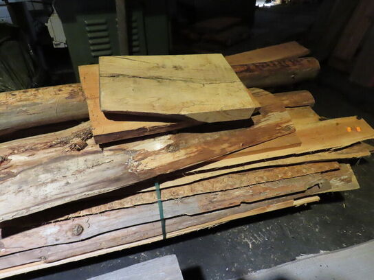 Genbrugstræ, rester af planker og bjælker mm. 