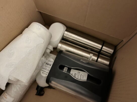 2 stk. kasser med indhold