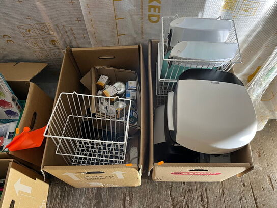 2 stk. kasser med indhold