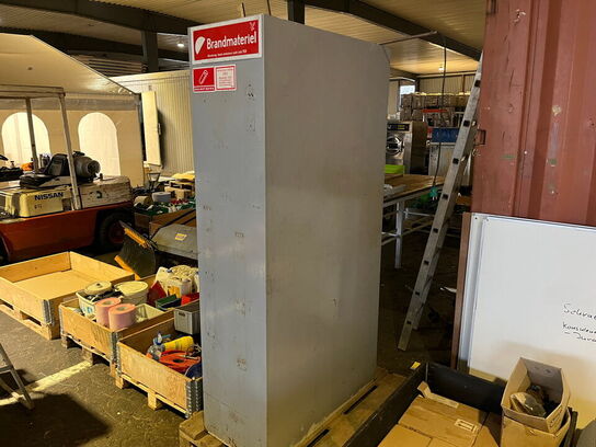 Stålskab med indhold