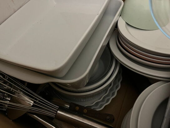 2 stk. kasser med indhold