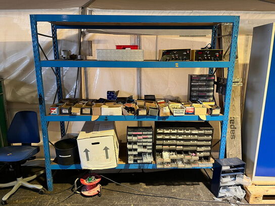 Stålreol med indhold