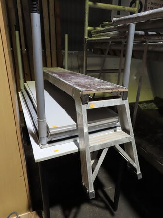 2 stk. borde samt arbejdsbænk