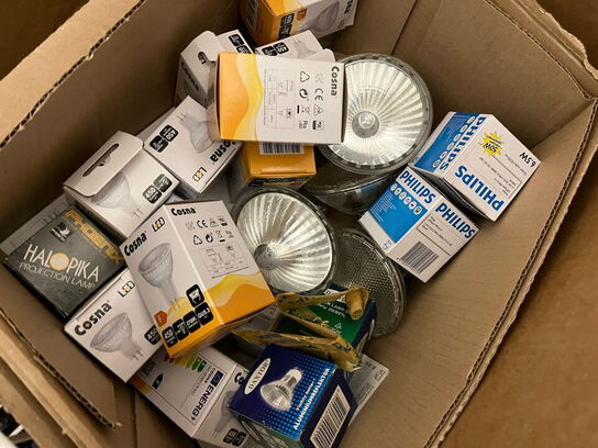 2 stk. kasser med indhold