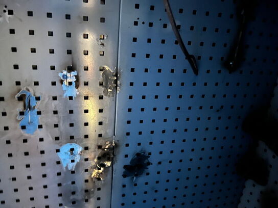 Stålskab med indhold